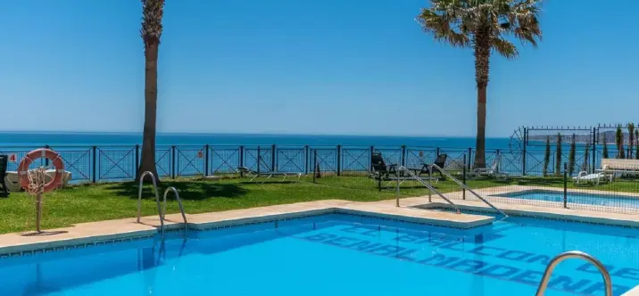 Venta de apartamento en planta media en Carvajal 1