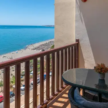 Venta de apartamento en planta media en Carvajal