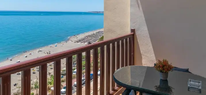 Venta de apartamento en planta media en Carvajal 2