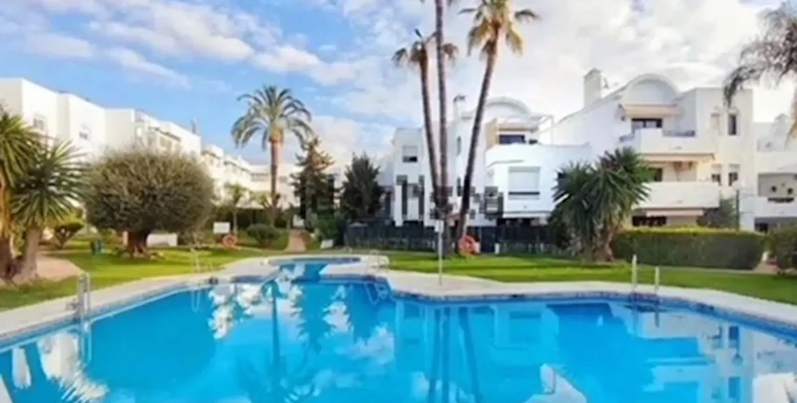 Sale of ground floor apartment in Estepona 1
