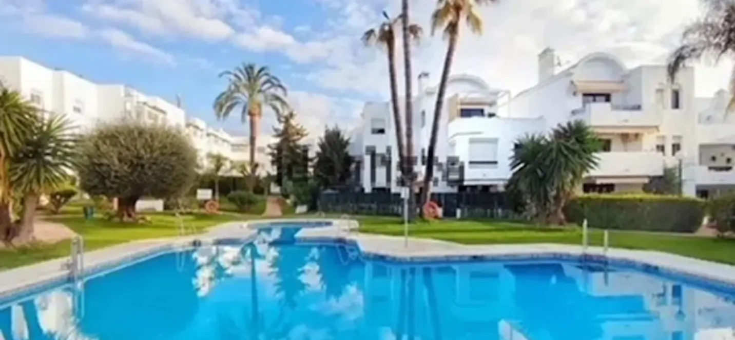 Продажа апартаментов на первом этаже в Estepona 0