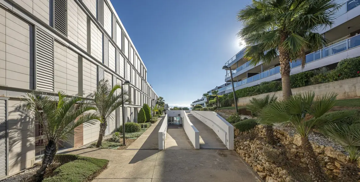 Sale of middle floor apartment in Manilva 23