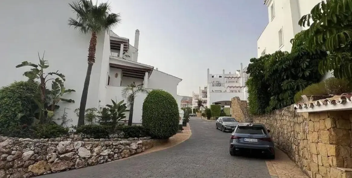 Sale of ground floor apartment in Nueva Andalucía 16