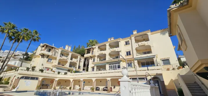 Sale of middle floor apartment in Riviera del Sol 0