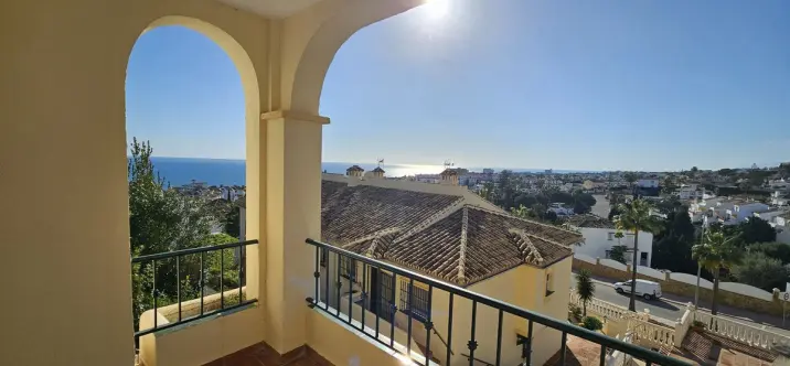 Sale of middle floor apartment in Riviera del Sol 4