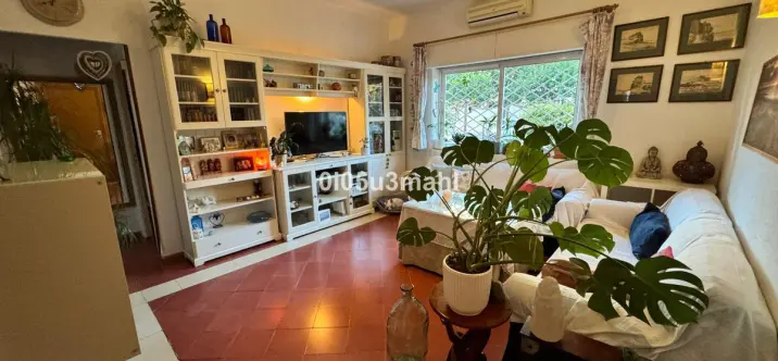 Sale of middle floor apartment in El Palo 0
