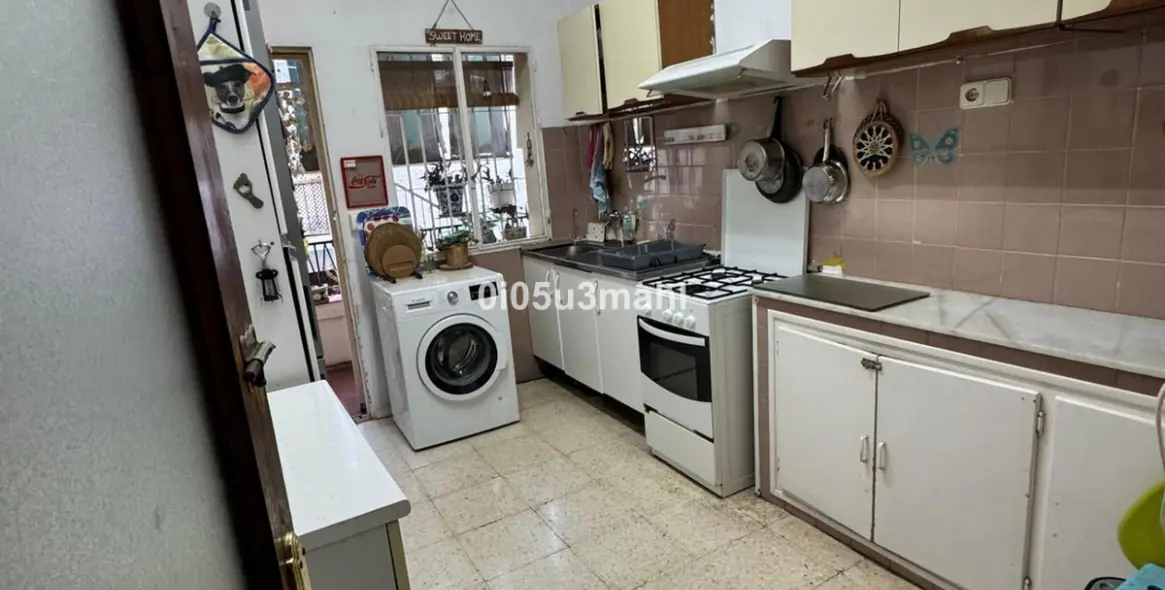 Sale of middle floor apartment in El Palo 4