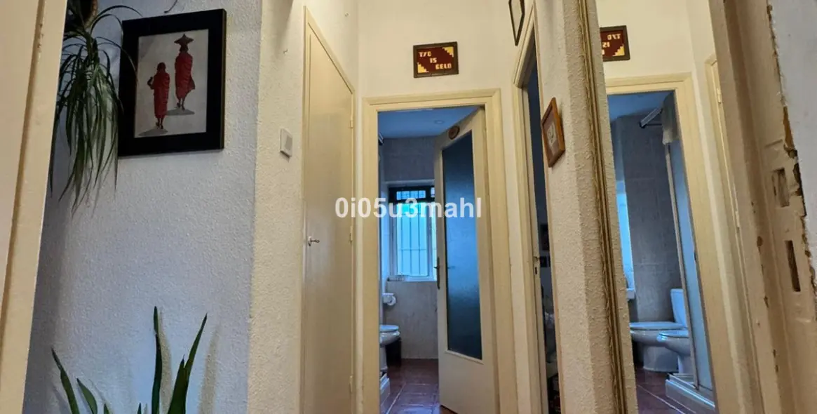 Sale of middle floor apartment in El Palo 9