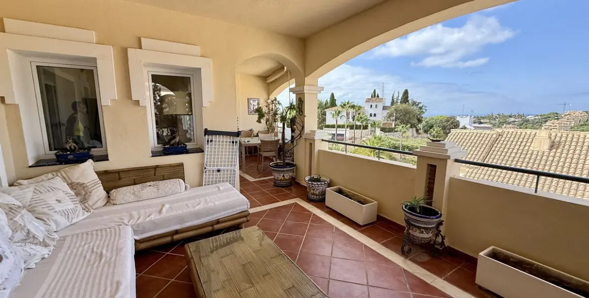 Sale of middle floor apartment in Elviria 1