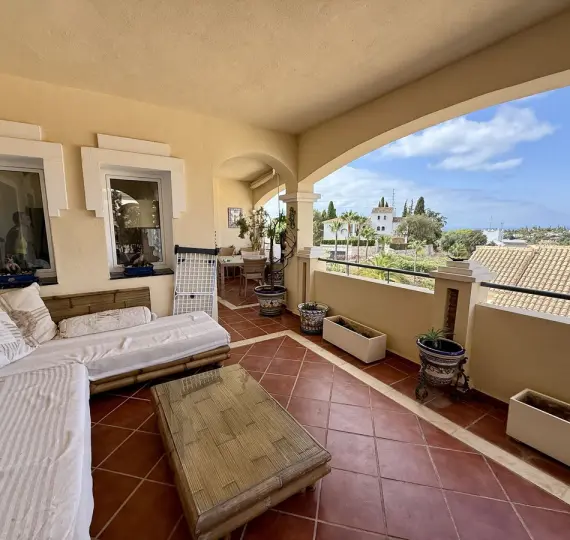 Sale of middle floor apartment in Elviria