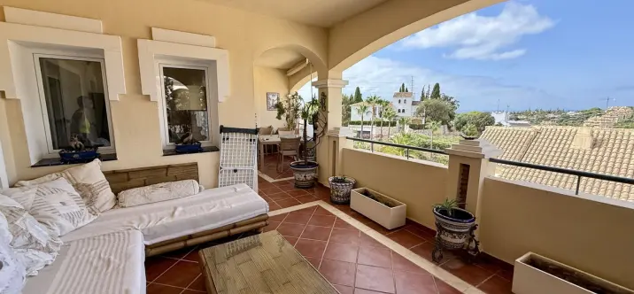 Sale of middle floor apartment in Elviria 0