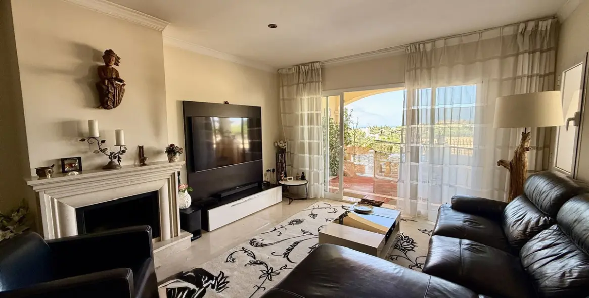 Sale of middle floor apartment in Elviria 2