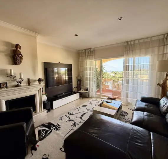 Sale of middle floor apartment in Elviria