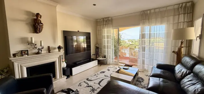 Sale of middle floor apartment in Elviria 1
