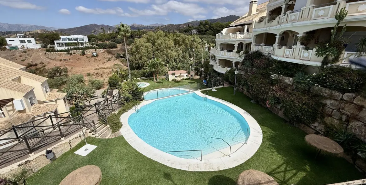 Sale of middle floor apartment in Elviria 4