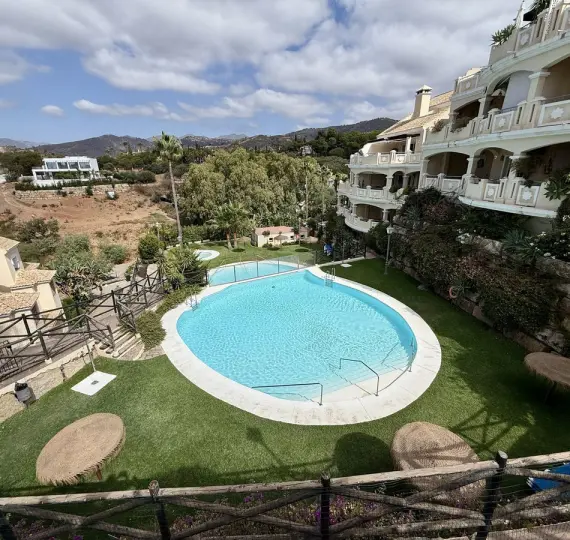 Sale of middle floor apartment in Elviria