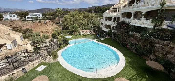 Sale of middle floor apartment in Elviria 3