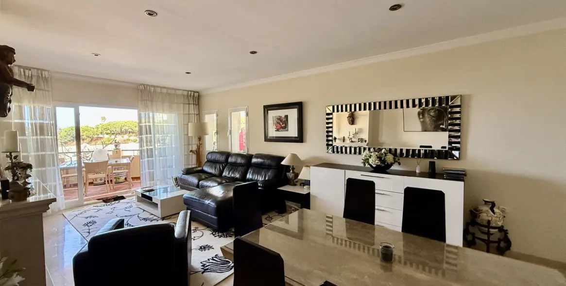 Sale of middle floor apartment in Elviria 5