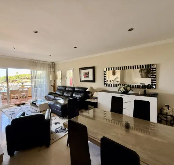 Sale of middle floor apartment in Elviria