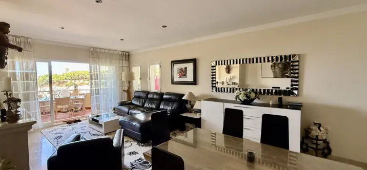 Sale of middle floor apartment in Elviria 4