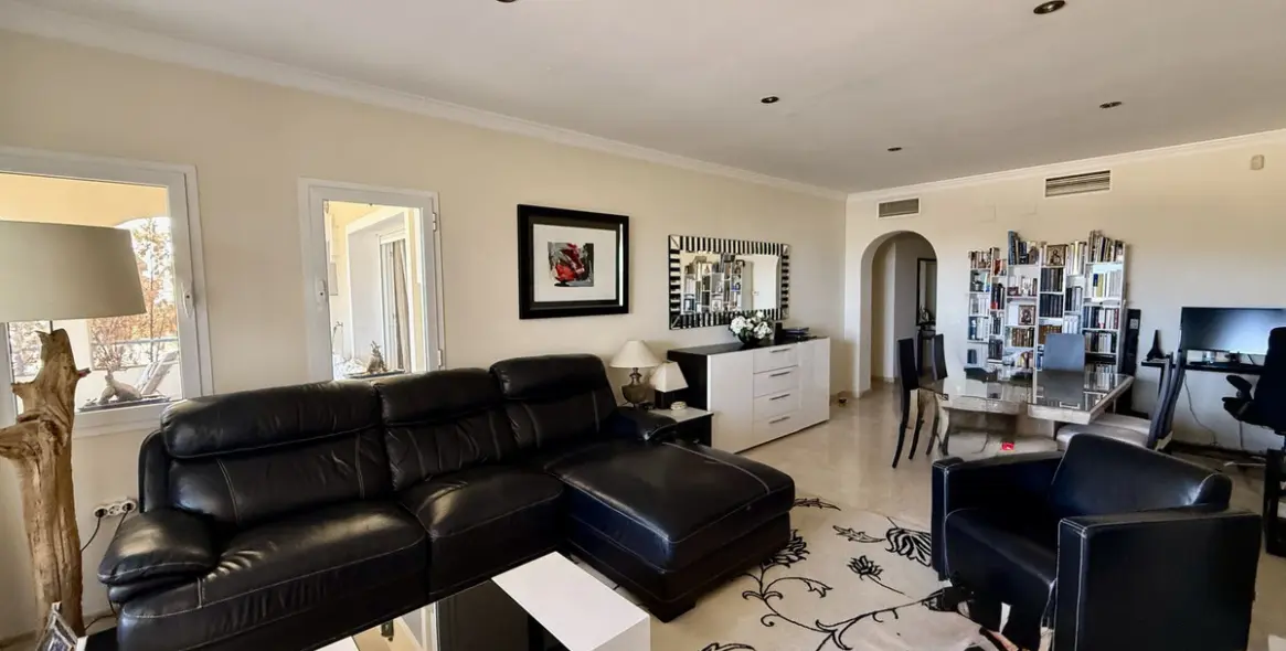 Sale of middle floor apartment in Elviria 6