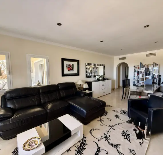 Sale of middle floor apartment in Elviria