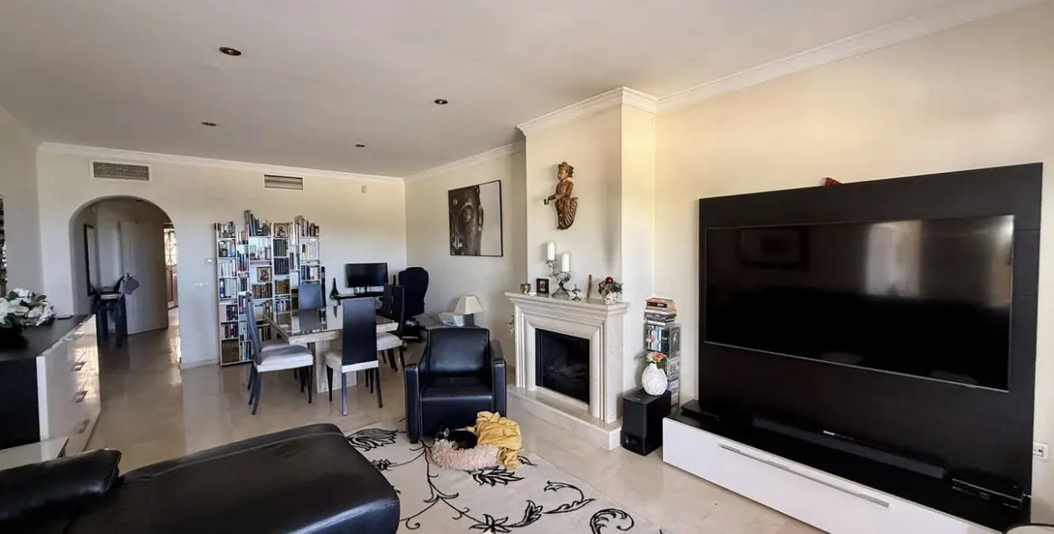 Sale of middle floor apartment in Elviria 7