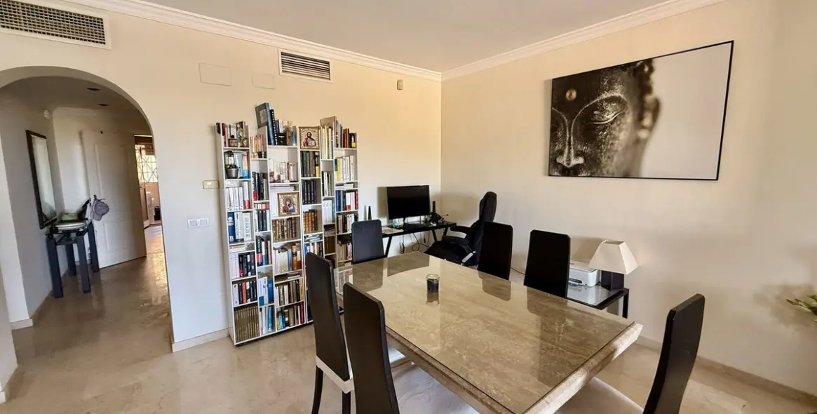 Sale of middle floor apartment in Elviria 8