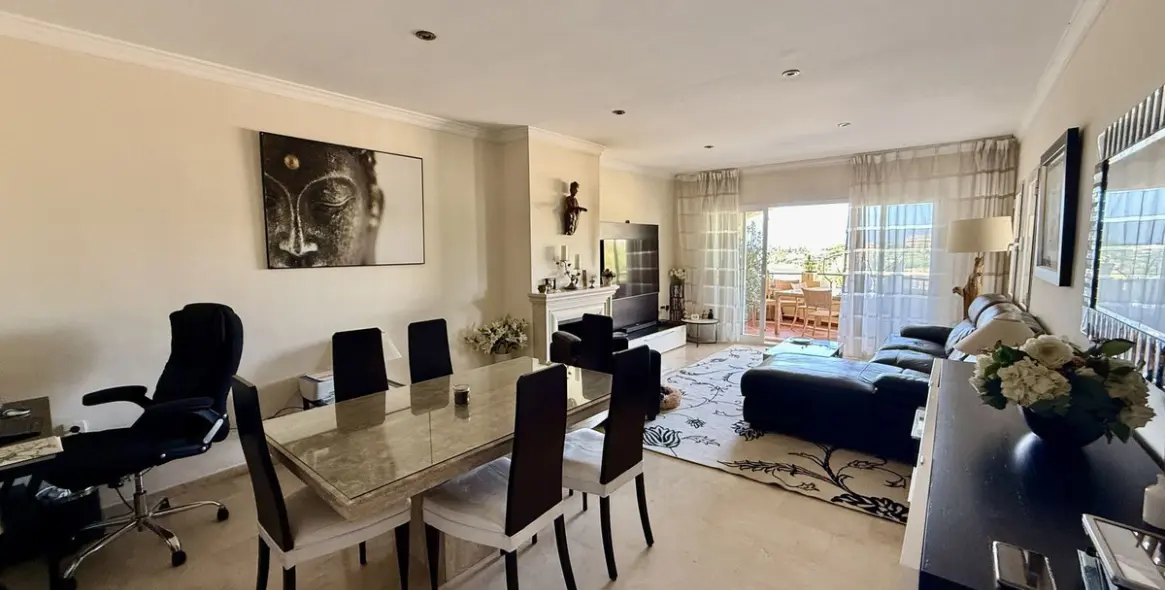 Sale of middle floor apartment in Elviria 9