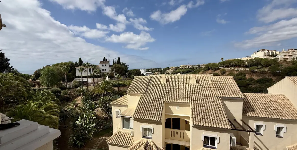 Sale of middle floor apartment in Elviria 11