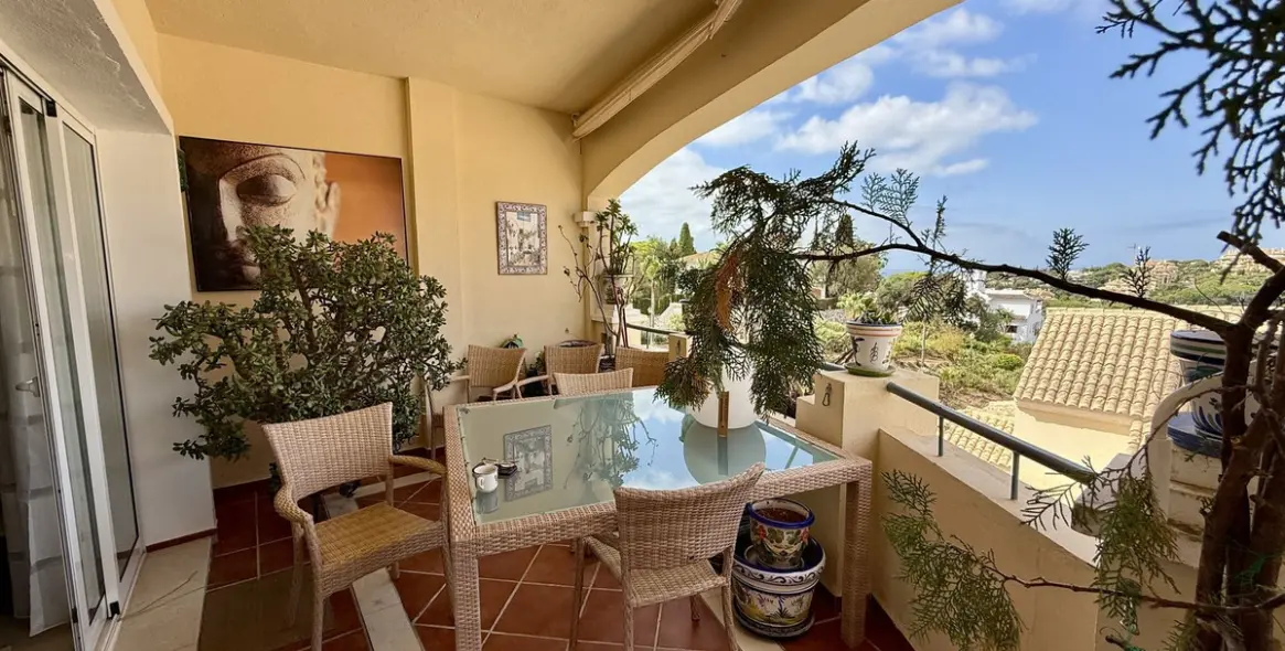 Sale of middle floor apartment in Elviria 12