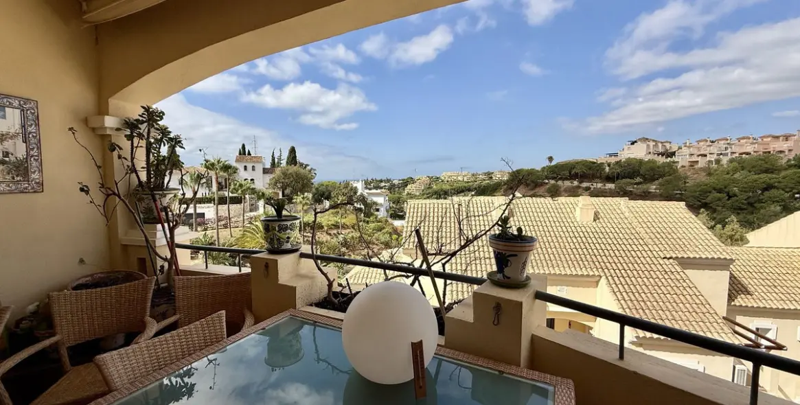 Sale of middle floor apartment in Elviria 13
