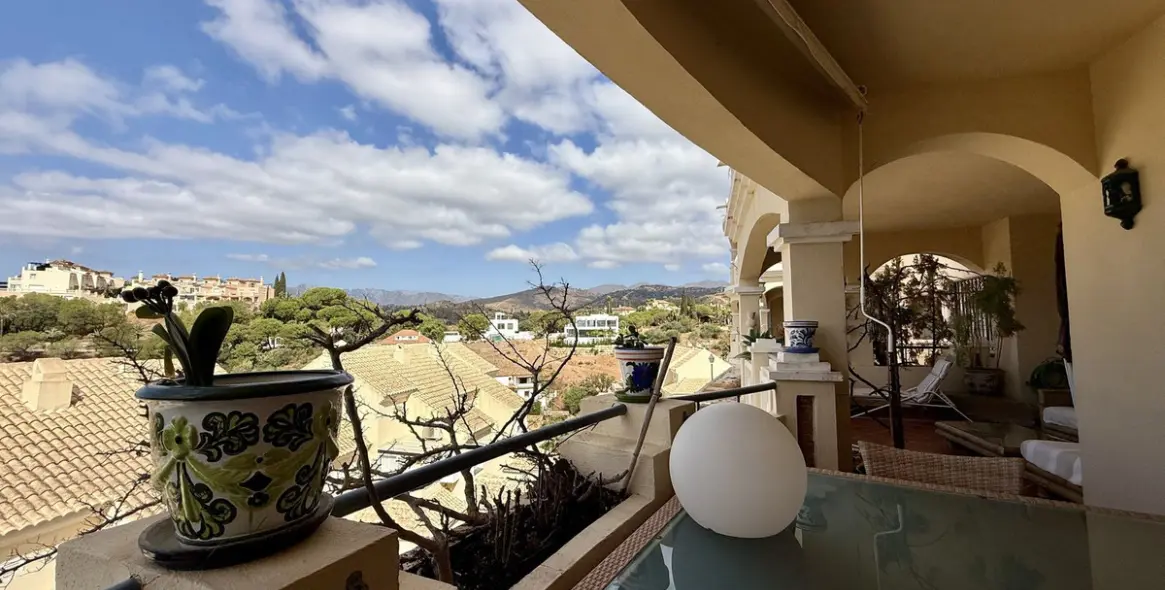 Sale of middle floor apartment in Elviria 14