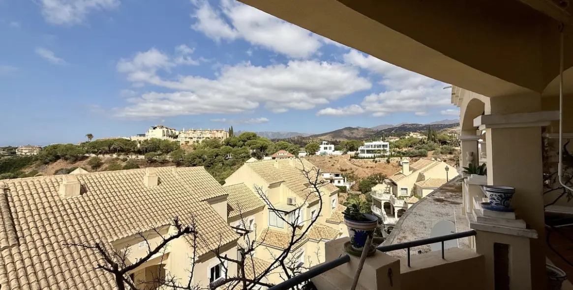 Sale of middle floor apartment in Elviria 15