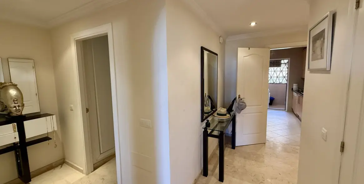 Sale of middle floor apartment in Elviria 16