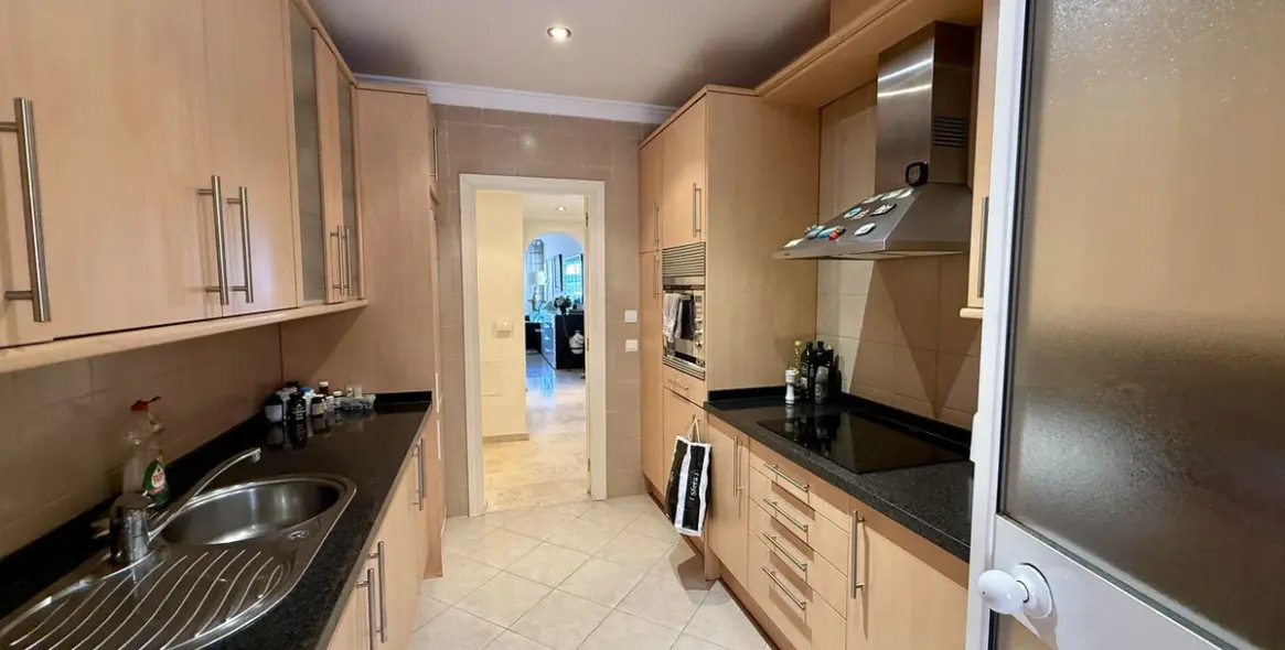 Sale of middle floor apartment in Elviria 19