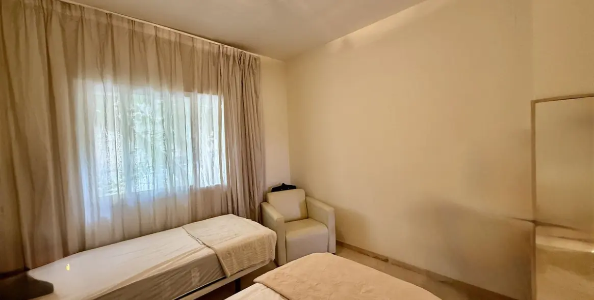 Sale of middle floor apartment in Elviria 20