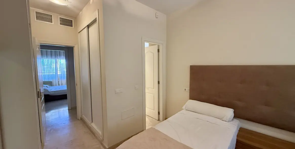 Sale of middle floor apartment in Elviria 22