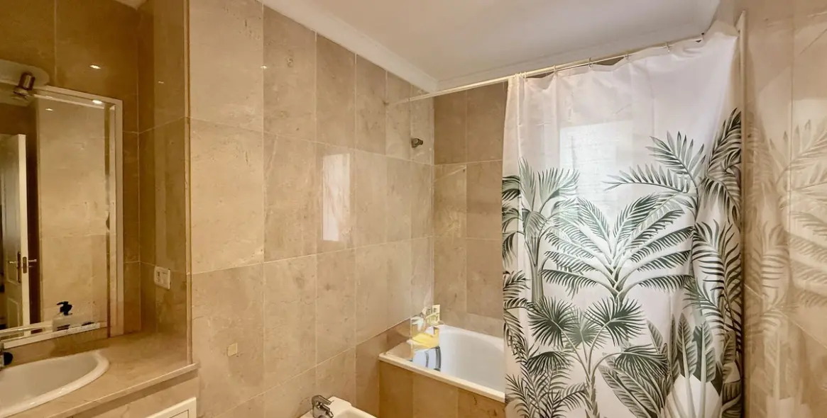 Sale of middle floor apartment in Elviria 24