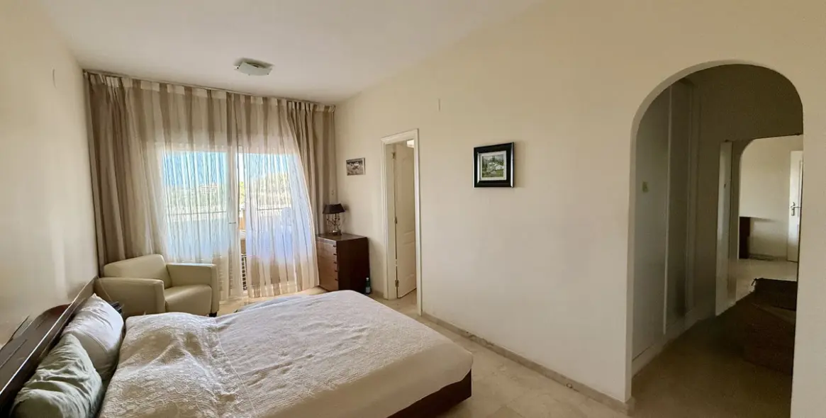 Sale of middle floor apartment in Elviria 25