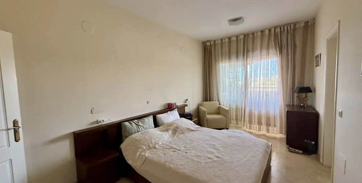 Sale of middle floor apartment in Elviria 26