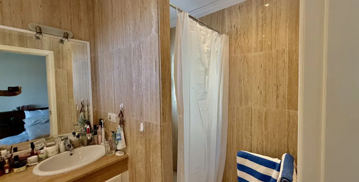 Sale of middle floor apartment in Elviria 28