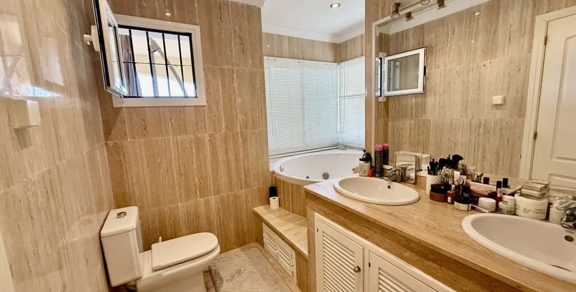 Sale of middle floor apartment in Elviria 29