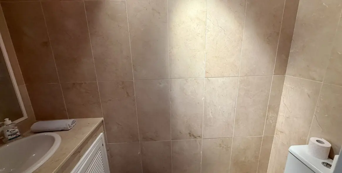 Sale of middle floor apartment in Elviria 30