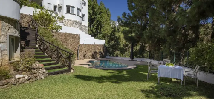 Sale of townhouse in Calahonda 4