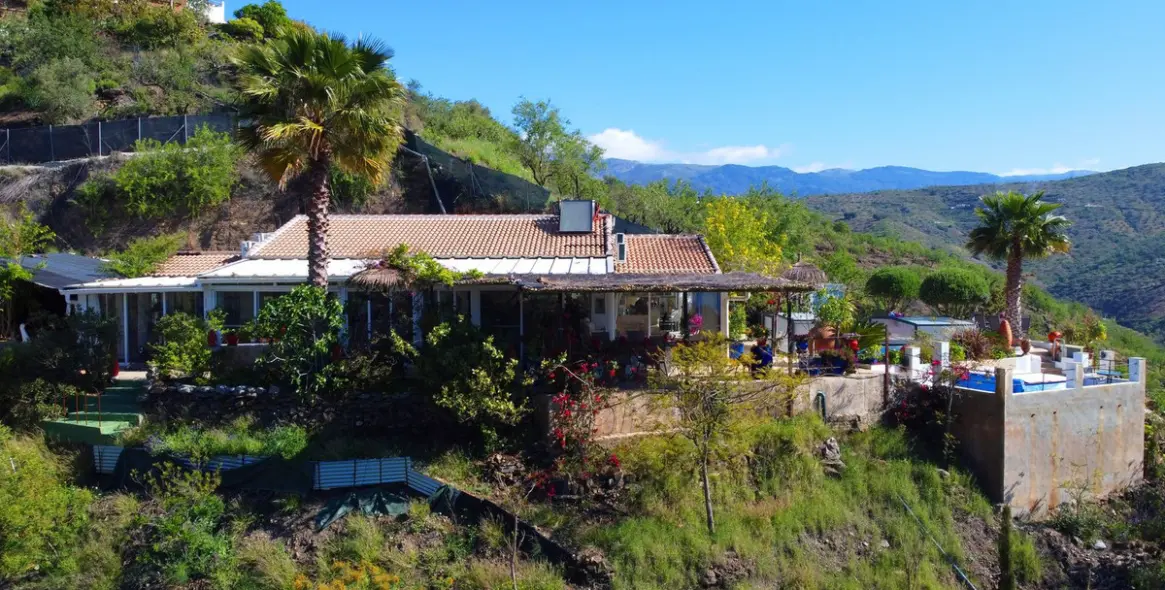 Sale of detached villa in Arenas 1