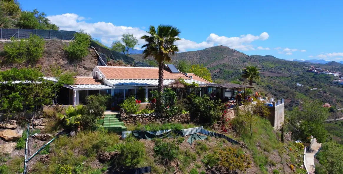 Sale of detached villa in Arenas 2