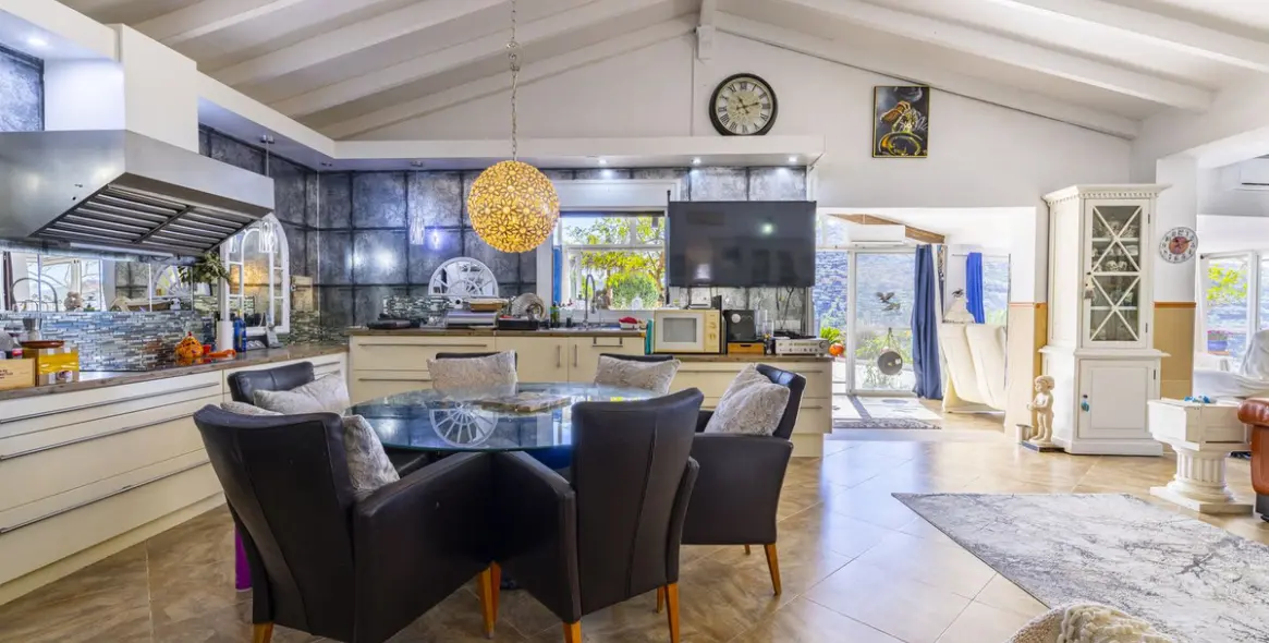 Sale of detached villa in Arenas 8