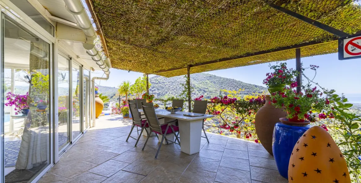 Sale of detached villa in Arenas 24