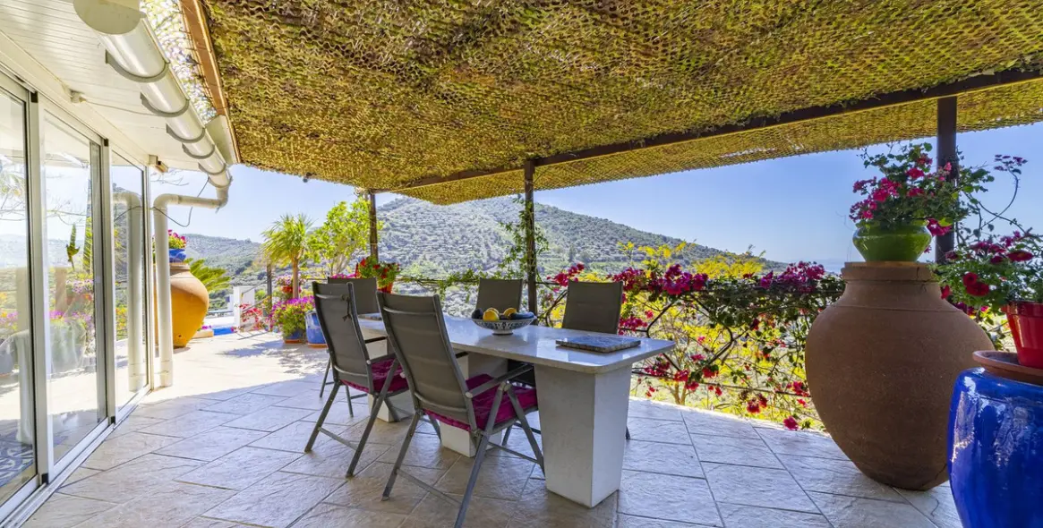 Sale of detached villa in Arenas 25